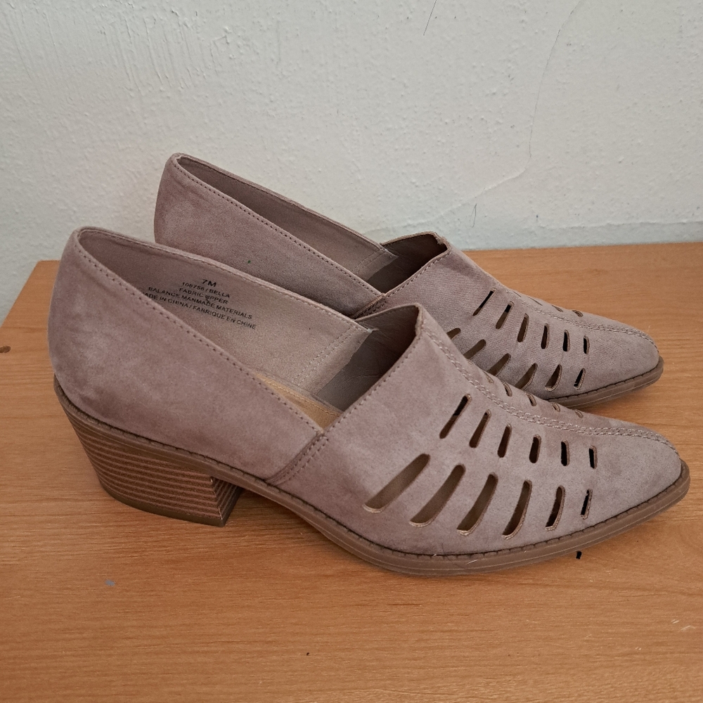 Maurices Bella Beige Faux‎ Suede Slip On Chop Out Block Heel Size 7